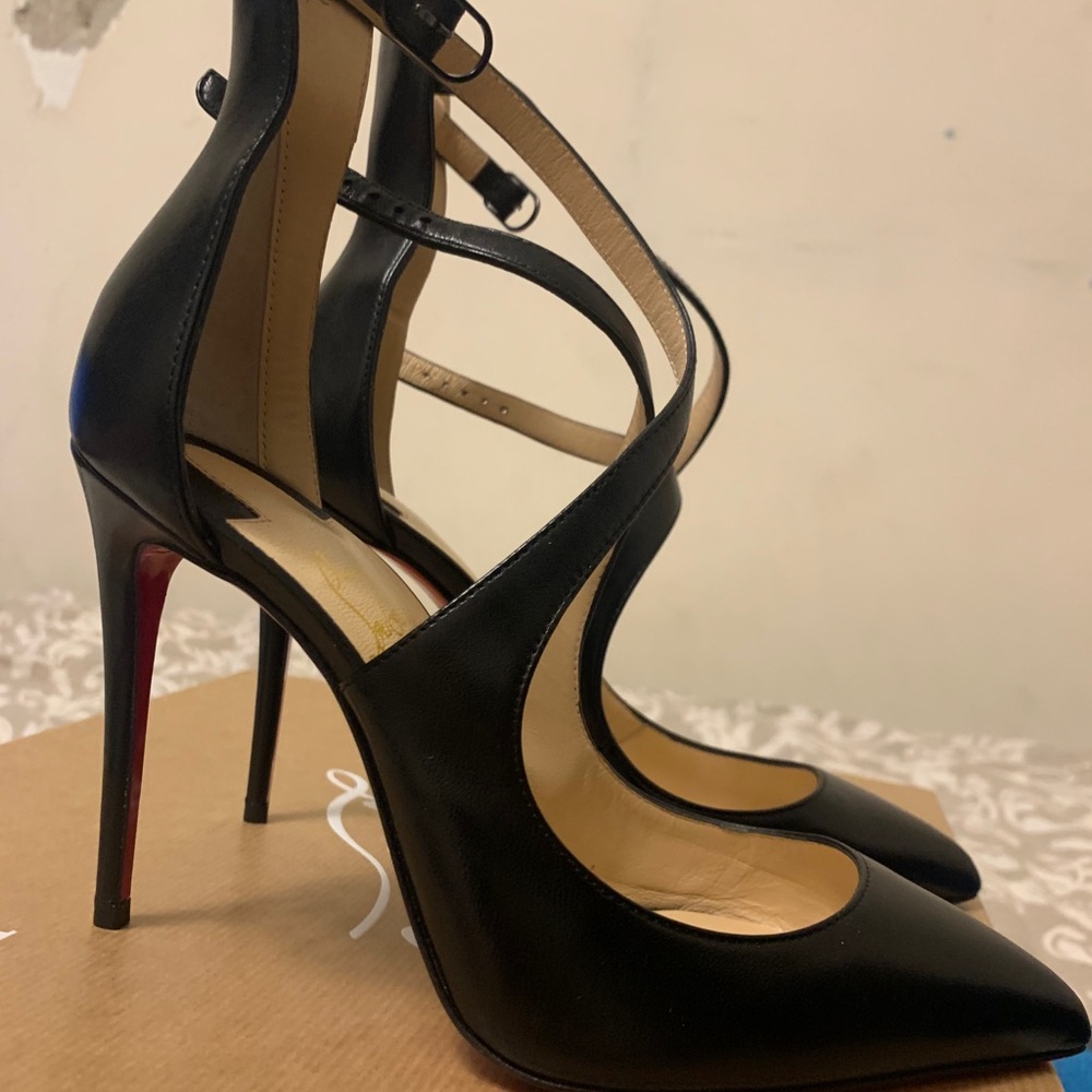 LOUBOUTINS 5 1/2 FOR SALE !!! - Picture 2 of 9
